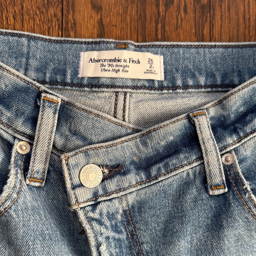 Abercrombie & Fitch the 90s straight ultra high rise with cross over button